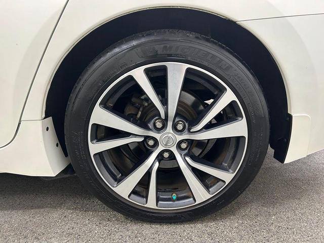Photo of 2017 White Nissan Maxima