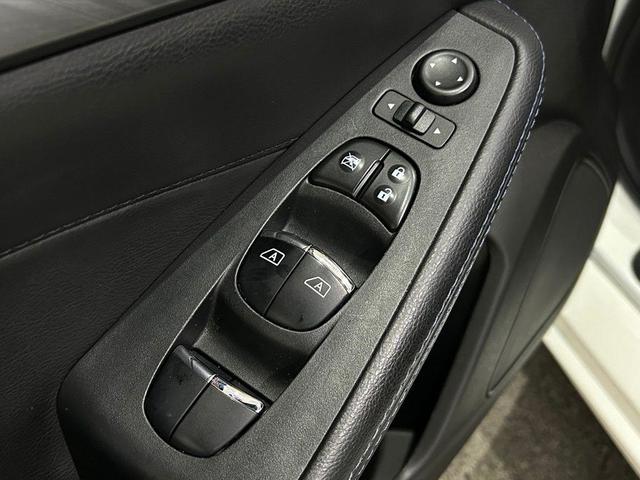 Photo of 2017 White Nissan Maxima