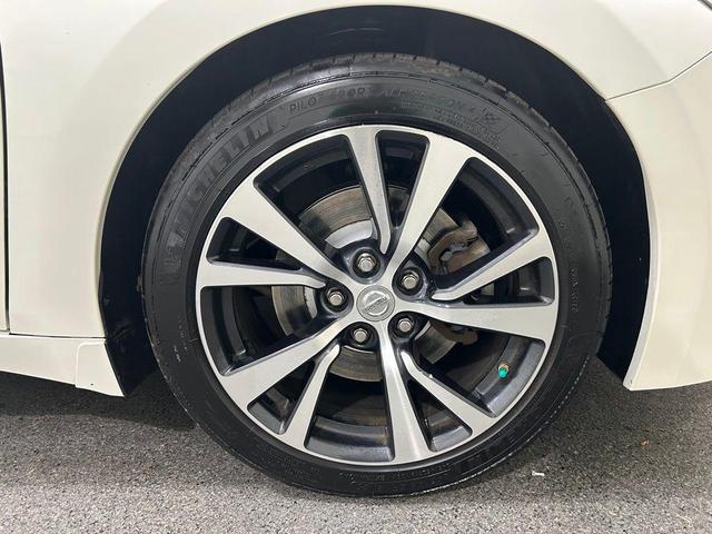 Photo of 2017 White Nissan Maxima