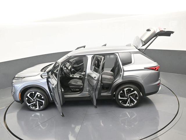 Photo of 2022 Gray Metallic Mitsubishi Outlander
