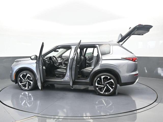 Photo of 2022 Gray Metallic Mitsubishi Outlander