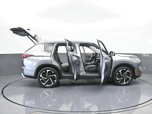 Photo of 2022 Gray Metallic Mitsubishi Outlander