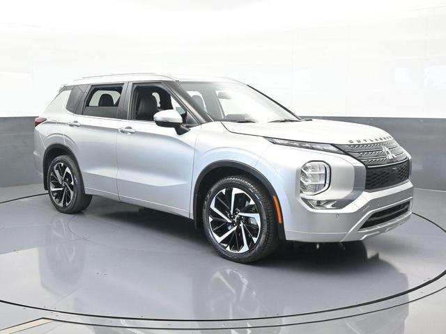 Photo of 2022 Silver Mitsubishi Outlander