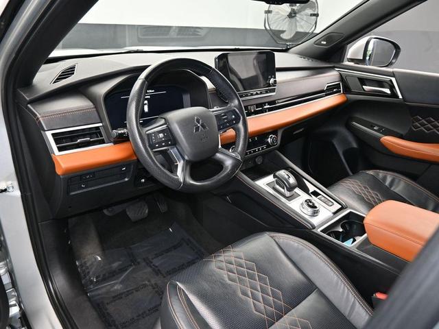 Photo of 2022 Silver Mitsubishi Outlander