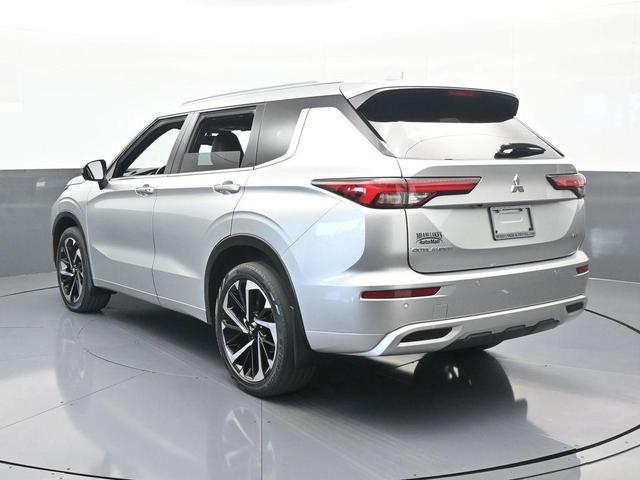 Photo of 2022 Silver Mitsubishi Outlander