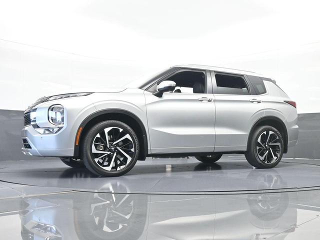 Photo of 2022 Silver Mitsubishi Outlander