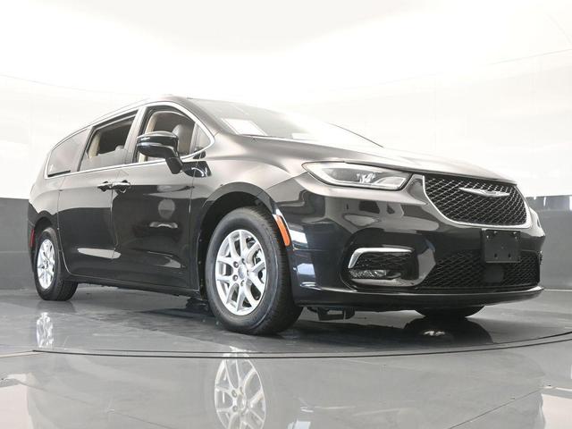 Photo of 2021 Brilliant Black Crystal Pearlcoat Chrysler Pacifica
