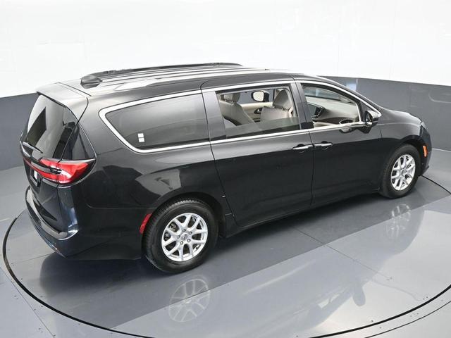 Photo of 2021 Brilliant Black Crystal Pearlcoat Chrysler Pacifica