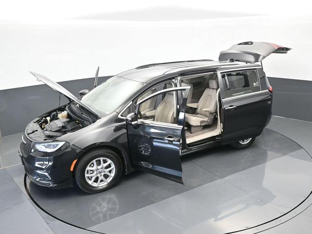 Photo of 2021 Brilliant Black Crystal Pearlcoat Chrysler Pacifica