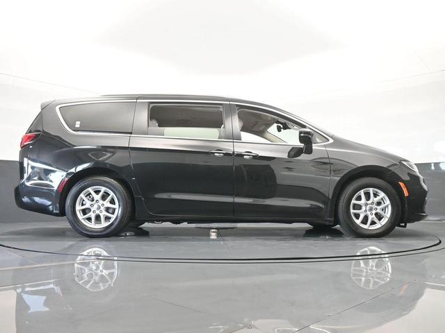 Photo of 2021 Brilliant Black Crystal Pearlcoat Chrysler Pacifica