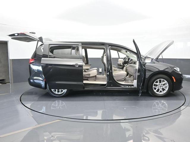 Photo of 2021 Brilliant Black Crystal Pearlcoat Chrysler Pacifica