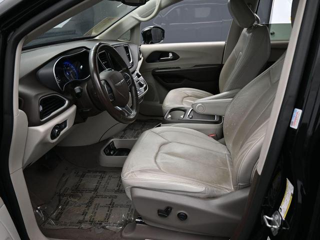 Photo of 2021 Brilliant Black Crystal Pearlcoat Chrysler Pacifica