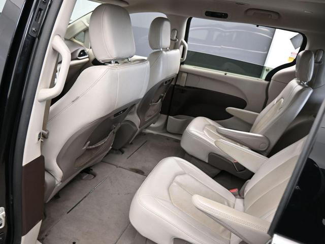 Photo of 2021 Brilliant Black Crystal Pearlcoat Chrysler Pacifica