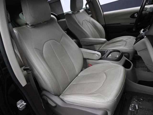 Photo of 2021 Brilliant Black Crystal Pearlcoat Chrysler Pacifica