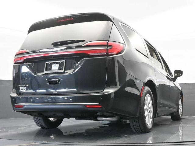 Photo of 2021 Brilliant Black Crystal Pearlcoat Chrysler Pacifica