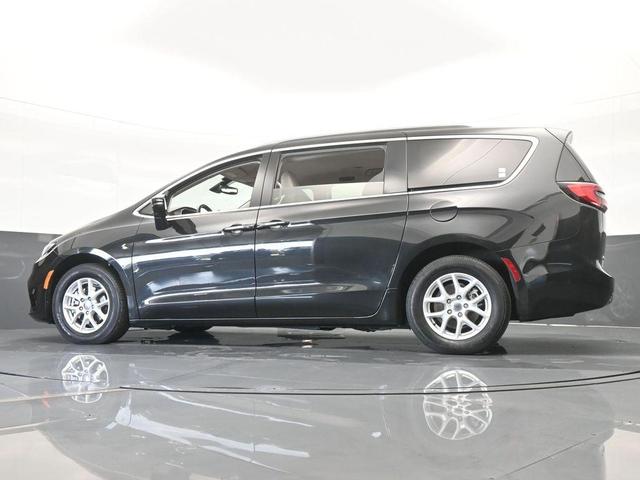 Photo of 2021 Brilliant Black Crystal Pearlcoat Chrysler Pacifica