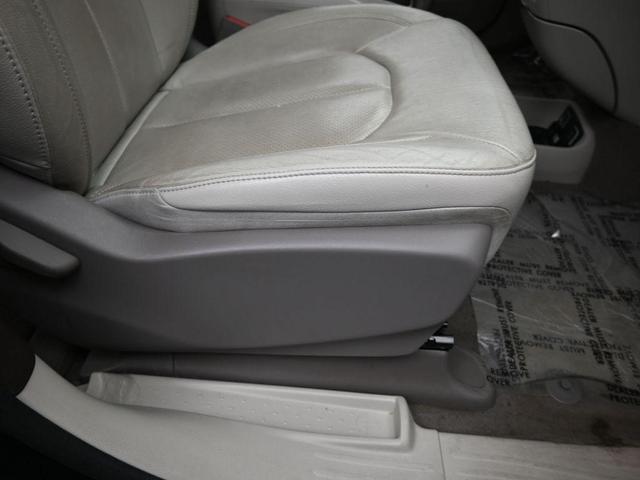 Photo of 2021 Brilliant Black Crystal Pearlcoat Chrysler Pacifica