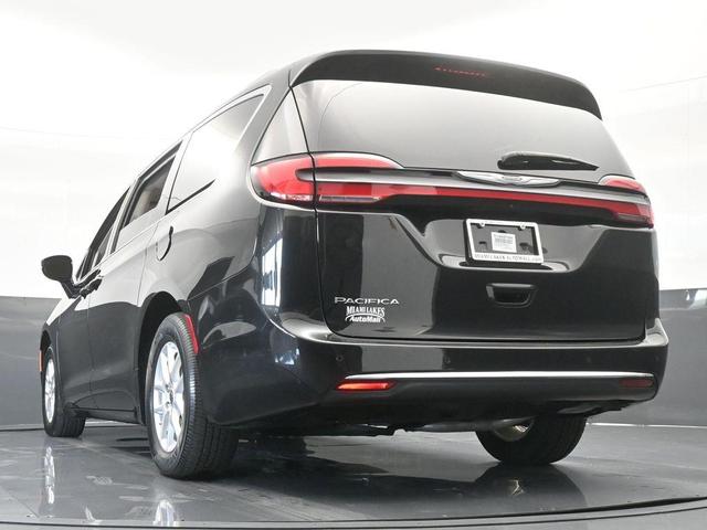 Photo of 2021 Brilliant Black Crystal Pearlcoat Chrysler Pacifica