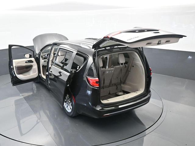 Photo of 2021 Brilliant Black Crystal Pearlcoat Chrysler Pacifica
