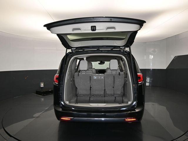 Photo of 2021 Brilliant Black Crystal Pearlcoat Chrysler Pacifica