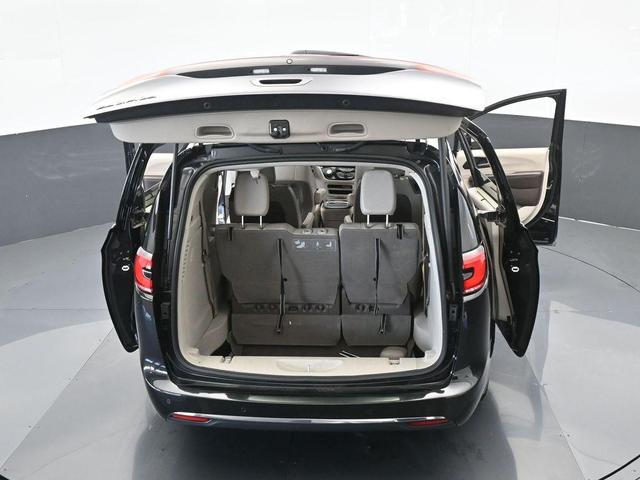 Photo of 2021 Brilliant Black Crystal Pearlcoat Chrysler Pacifica