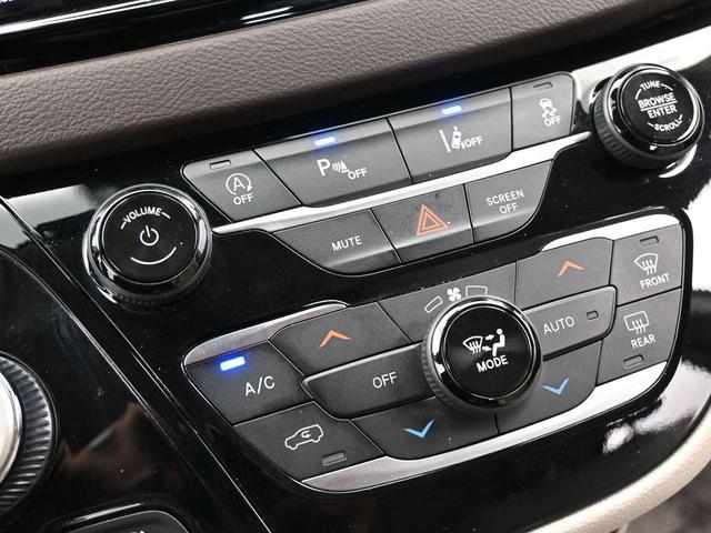 Photo of 2021 Brilliant Black Crystal Pearlcoat Chrysler Pacifica