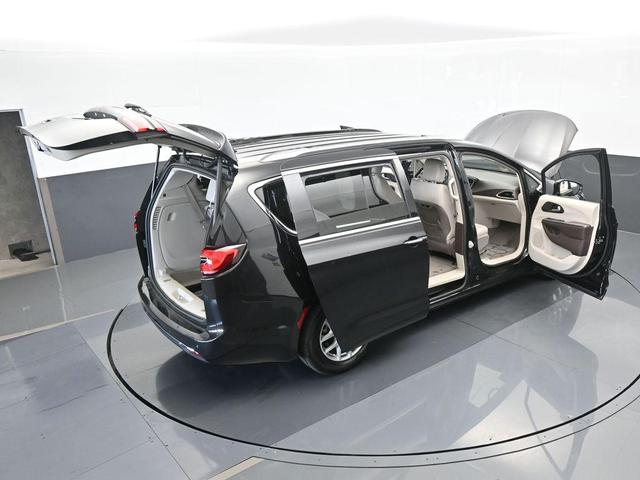 Photo of 2021 Brilliant Black Crystal Pearlcoat Chrysler Pacifica