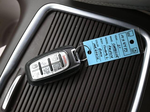 Photo of 2021 Brilliant Black Crystal Pearlcoat Chrysler Pacifica