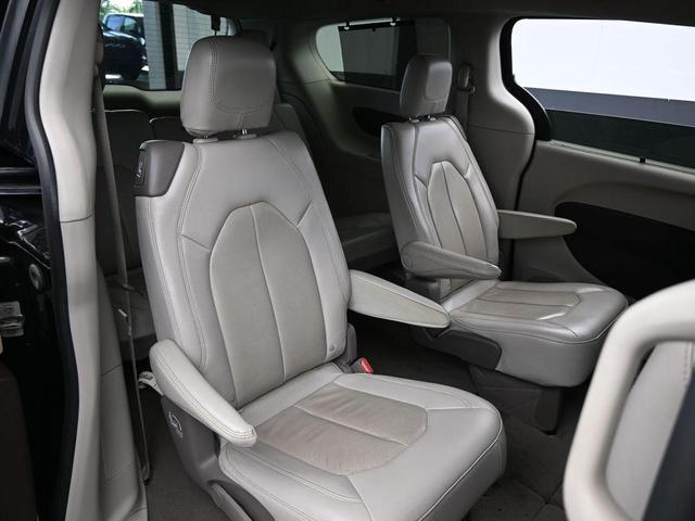 Photo of 2021 Brilliant Black Crystal Pearlcoat Chrysler Pacifica