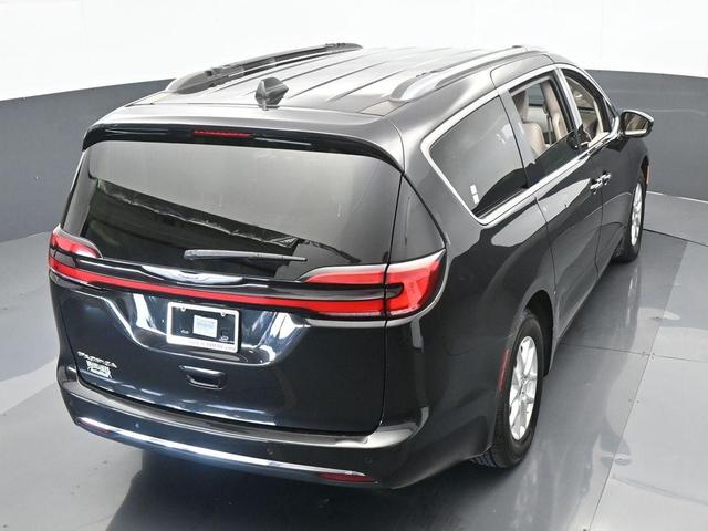Photo of 2021 Brilliant Black Crystal Pearlcoat Chrysler Pacifica