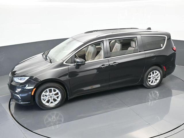 Photo of 2021 Brilliant Black Crystal Pearlcoat Chrysler Pacifica
