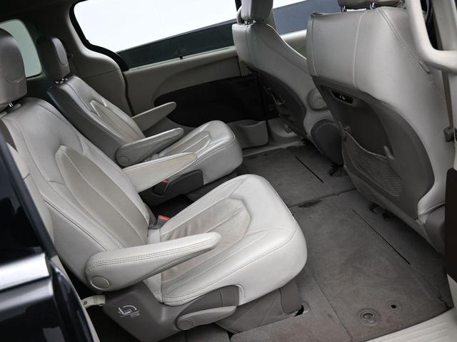Photo of 2021 Brilliant Black Crystal Pearlcoat Chrysler Pacifica