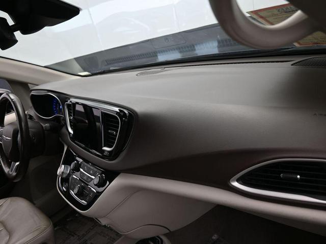 Photo of 2021 Brilliant Black Crystal Pearlcoat Chrysler Pacifica