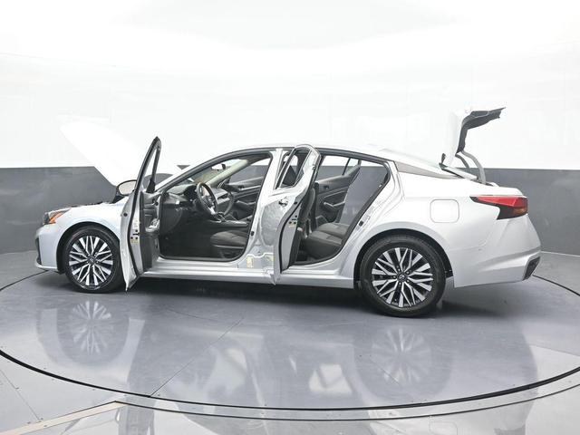 Photo of 2023 Brilliant Silver Metallic Nissan Altima
