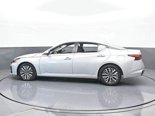 Photo of 2023 Brilliant Silver Metallic Nissan Altima