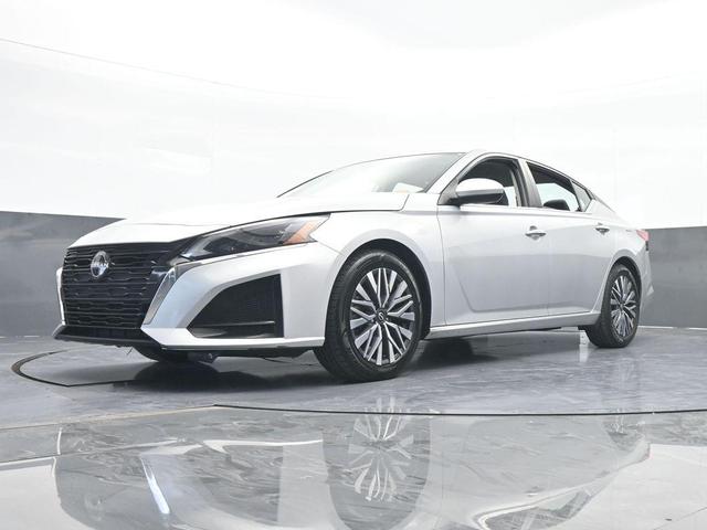 Photo of 2023 Brilliant Silver Metallic Nissan Altima