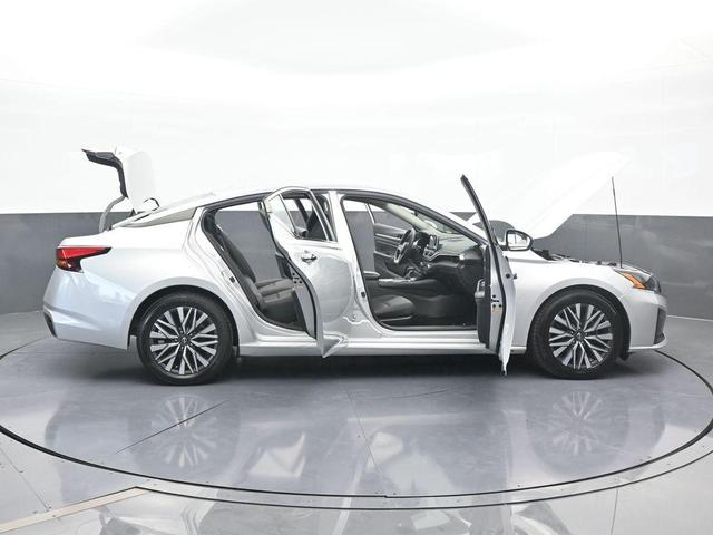 Photo of 2023 Brilliant Silver Metallic Nissan Altima
