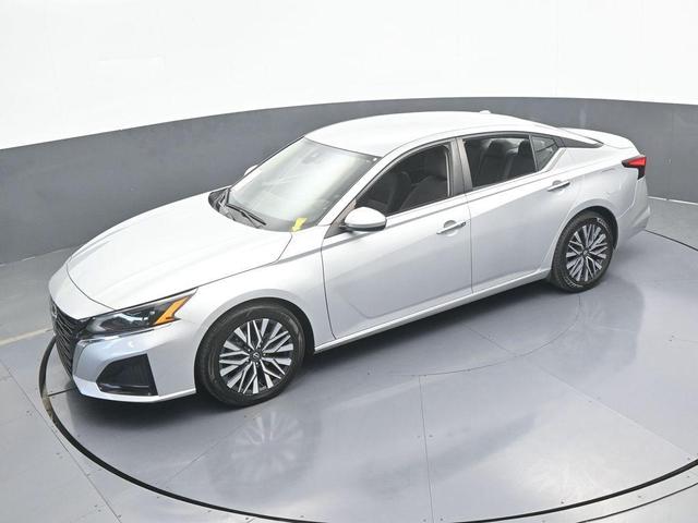 Photo of 2023 Brilliant Silver Metallic Nissan Altima