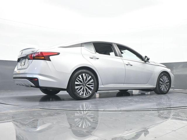 Photo of 2023 Brilliant Silver Metallic Nissan Altima