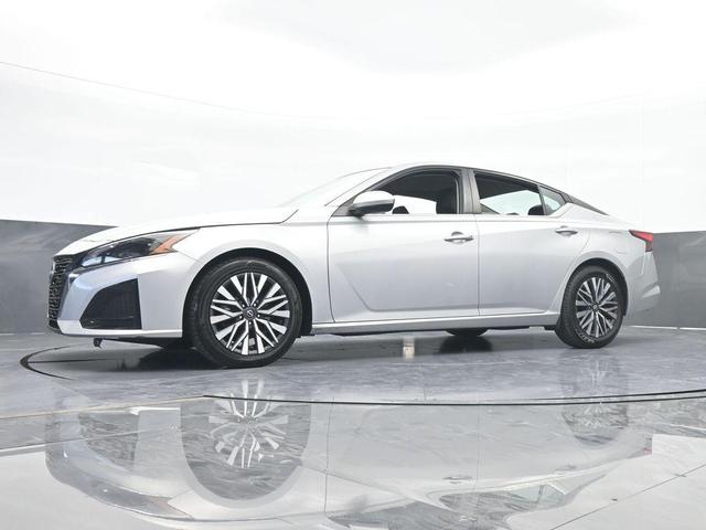 Photo of 2023 Brilliant Silver Metallic Nissan Altima