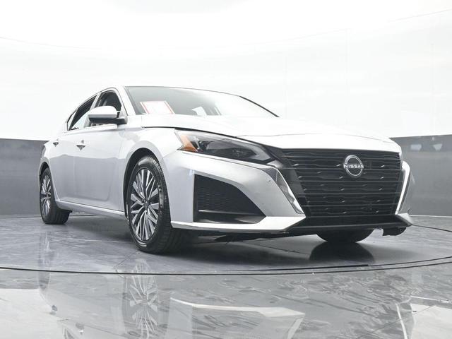 Photo of 2023 Brilliant Silver Metallic Nissan Altima