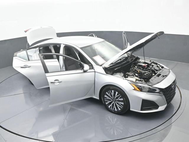 Photo of 2023 Brilliant Silver Metallic Nissan Altima