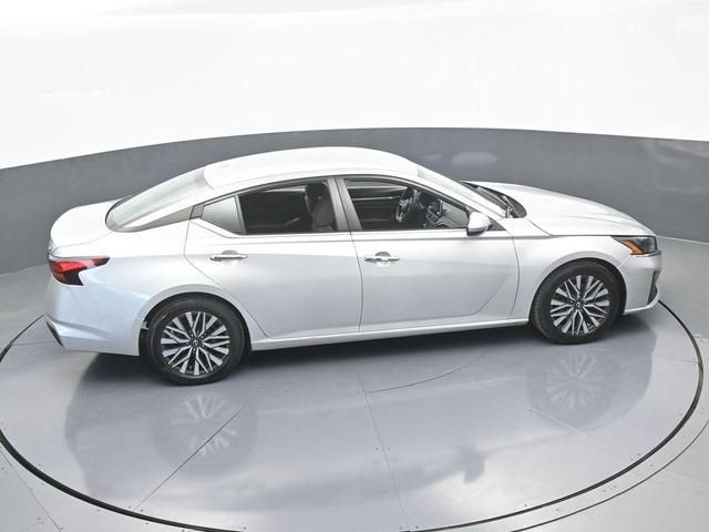 Photo of 2023 Brilliant Silver Metallic Nissan Altima