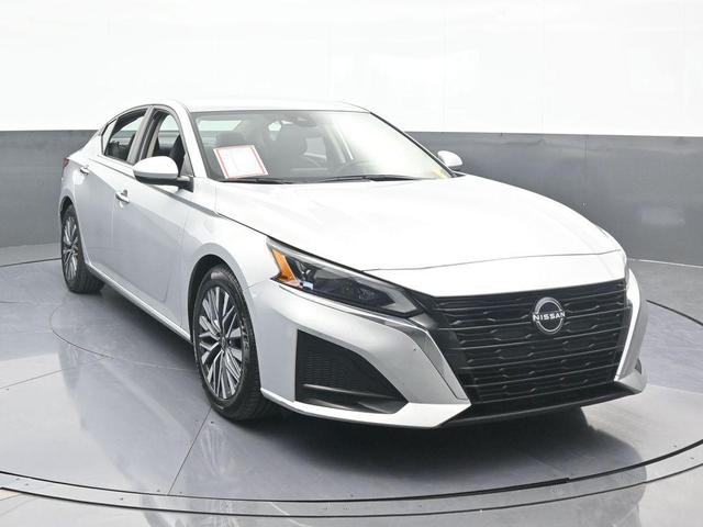 Photo of 2023 Brilliant Silver Metallic Nissan Altima