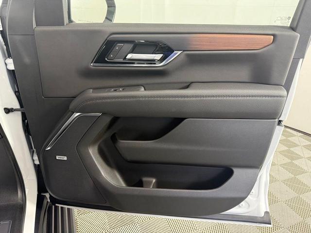 Photo of 2025 Summit White GMC Yukon XL