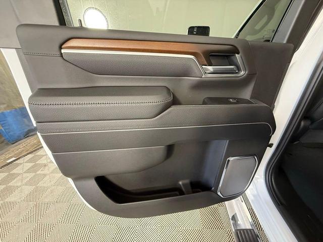 Photo of 2025 Summit White GMC Sierra 2500