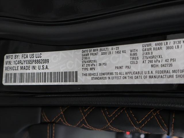 Photo of 2023 Diamond Black Crystal Pearlcoat Jeep Grand Cherokee 4xe