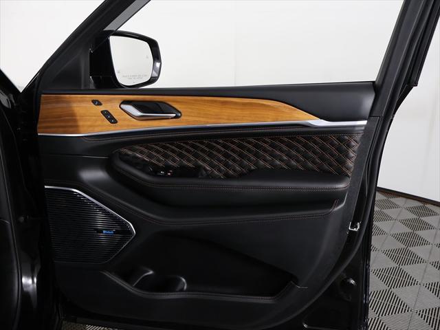 Photo of 2023 Diamond Black Crystal Pearlcoat Jeep Grand Cherokee 4xe