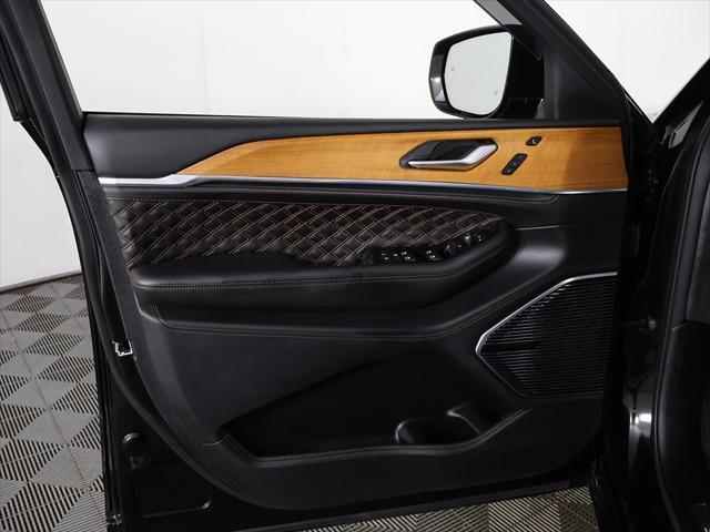 Photo of 2023 Diamond Black Crystal Pearlcoat Jeep Grand Cherokee 4xe