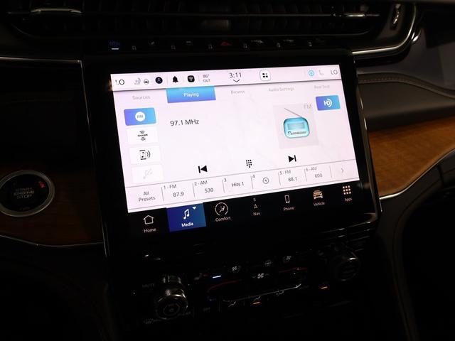 Photo of 2023 Diamond Black Crystal Pearlcoat Jeep Grand Cherokee 4xe